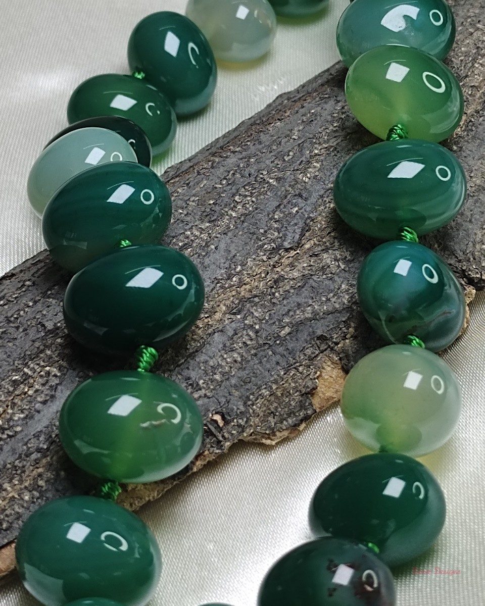 Translucent shades of ovoid-shaped sea green coloured Onyx tumbles come together in this knotted 19” single strand necklace, with a strong spring-ring clasp for durability. DN 0001