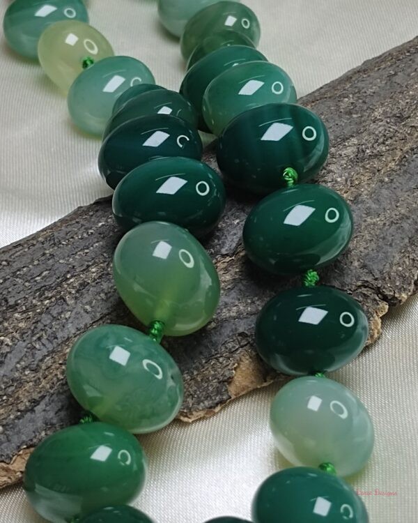 Translucent shades of ovoid-shaped sea green coloured Onyx tumbles come together in this knotted 19” single strand necklace, with a strong spring-ring clasp for durability. DN0018