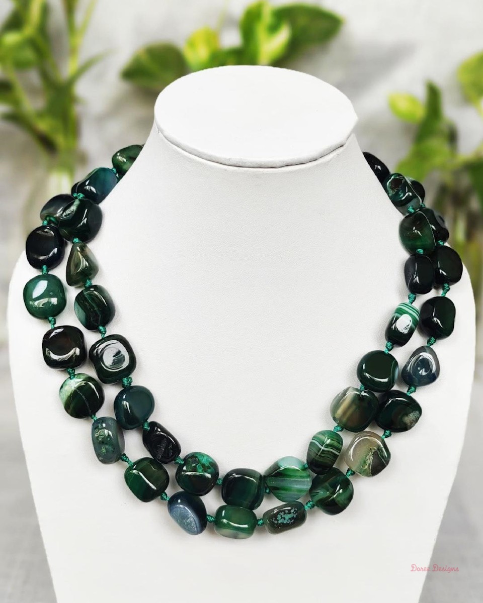 Shades of ovoid-shaped ice-cold sea green and kombu green coloured Onyx tumbles come together in this knotted 38” single strand necklace, with a strong spring-ring clasp for durability. DN0019