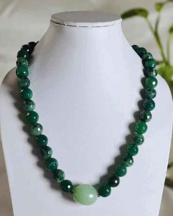 Green Vista - DN0121 - Mottled and splotched green honey-cut Onyx beads flank a lovely centre-of-attention pista-green tumble of Chalcedony in this 18” beauty.