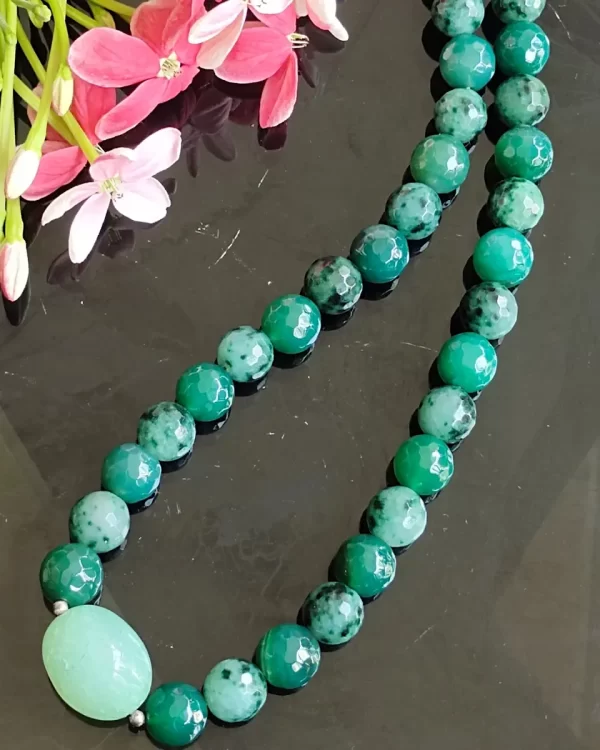 Green Vista - DN0121 - Mottled and splotched green honey-cut Onyx beads flank a lovely centre-of-attention pista-green tumble of Chalcedony in this 18” beauty.