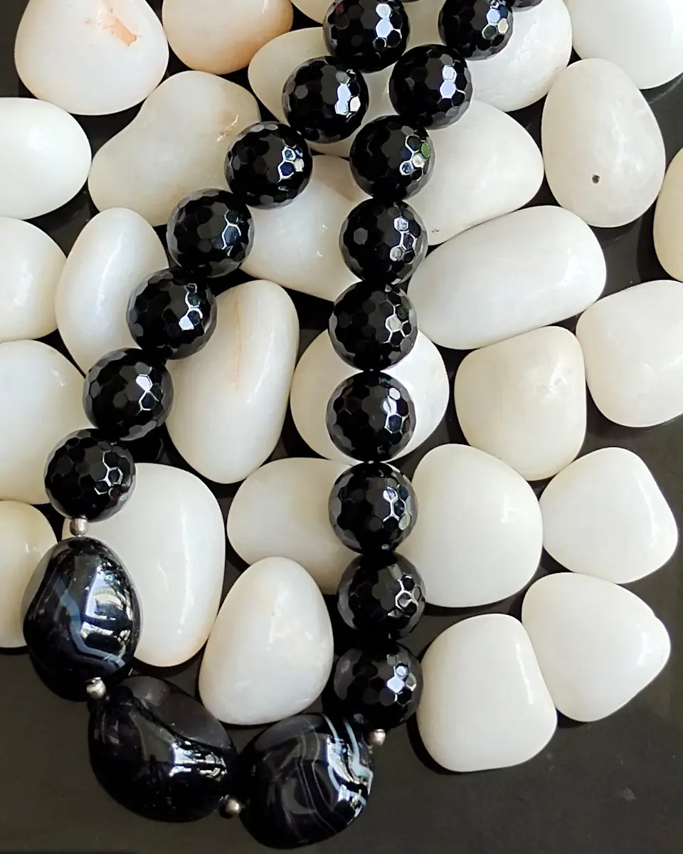 Grey Majesty - DN0122 - Mottled and splotched dark gray small-to-large graded honey-cut Onyx beads in a simple harmonious string of 18"