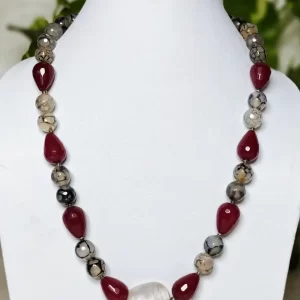 Villa Vita - DN0125 - Mottled and splotched pale-yellow and black Onyx beads with dragon veins, partner up with teardrop Red Agate beads to offset a Rose Quartz tumble set as a centerpiece