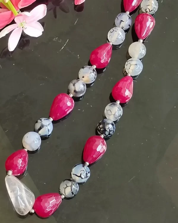 Villa Vita - DN0125 - Mottled and splotched pale-yellow and black Onyx beads with dragon veins, partner up with teardrop Red Agate beads to offset a Rose Quartz tumble set as a centerpiece