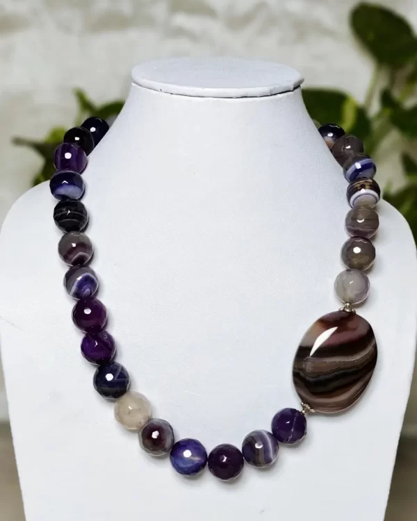 Maharani - DN0137 - A collection of clouded and banded honey-cut beads of Onyx in a variety of shades of indigo all arrayed around an Agate tumble as a central piece makes for a lovely 16" necklace fit for a queen