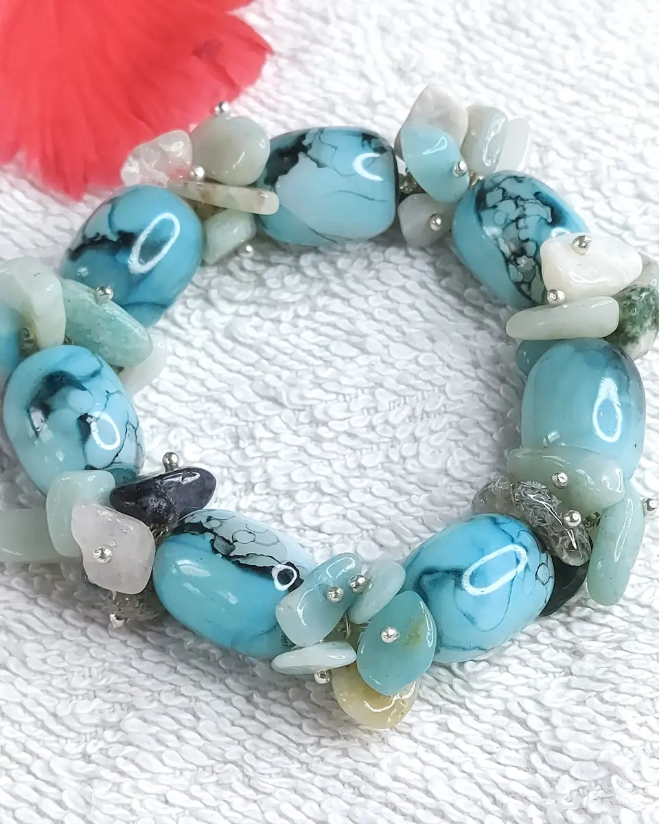 Turquoise Touch - Bracelet - DB0110 - Electric blue Onyx beads with black dragon veins paired with Agate chips get together to create this petite piece.